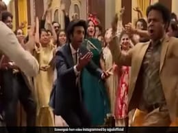 Rajpal Yadav ने जमीन पर लोटकर किया नागिन डांस, यूं चढ़े मीजान जाफरी की गोद में- देखें Video Rajpal Yadav ने जमीन पर लोटकर किया नागिन डांस, यूं चढ़े मीजान जाफरी की गोद में- देखें Video