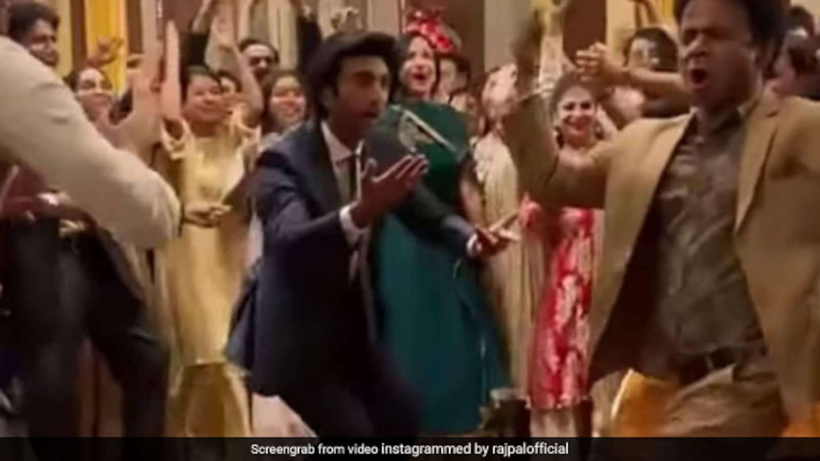 Rajpal Yadav ने जमीन पर लोटकर किया नागिन डांस, यूं चढ़े मीजान जाफरी की ...