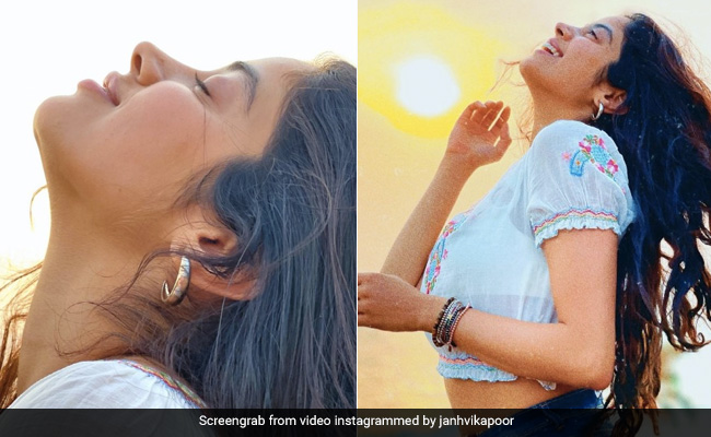 ना कोई मेकअप ना कोई पोज, देखें Janhvi Kapoor के 10 बीच साइड ग्लैमरस लुक