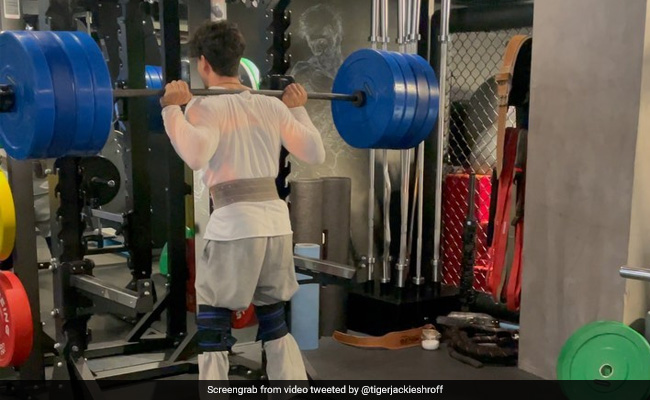 टाइगर श्रॉफ ने उठाया 180 किलो का वजन, सोशल मीडिया पर वायरल हुआ Video