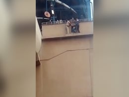 Video : मेट्रो स्टेशन से खुदकुशी करने जा रही दिल्ली की लड़की की बचाई जान, फरीदाबाद पुलिस बनी फरिश्ता Video : मेट्रो स्टेशन से खुदकुशी करने जा रही दिल्ली की लड़की की बचाई जान, फरीदाबाद पुलिस बनी फरिश्ता