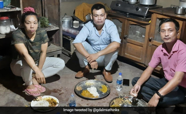 ज़मीन पर बैठकर खाना खाते हुए मीराबाई चानू की फोटो हुई वायरल, तो लोग बोले- ‘हौंसले के आगे भगवान भी हार जाते हैं’