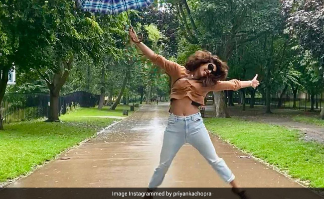 Priyanka Chopra Enjoying Rain: बारिश आई तो छाता लेकर यूं उछल पड़ीं प्रियंका चोपड़ा, देसी गर्ल के अंदाज ने जीता फैन्स का दिल
