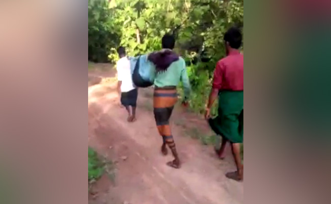 MP : बड़वानी में प्रसव के लिए गर्भवती महिला को कपड़े में लपेटकर 8 किमी तक पैदल चले परिजन