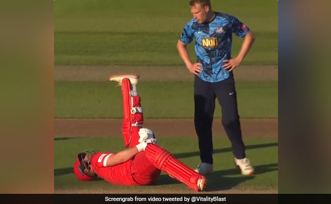 Video: इंग्लिश क्रिकेटरों ने दिखाई दरियादिली, पिच के बीच गिरे बल्लेबाज को नहीं किया रन आउट