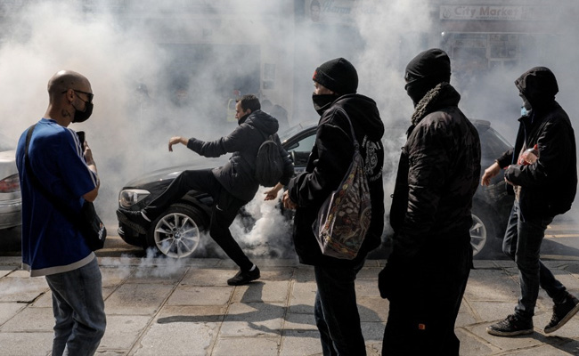 French protests: Police fires tear gas at Covid demonstrators in Paris French protests: Police fires tear gas at Covid demonstrators in Paris