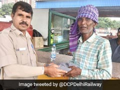 रेलवे स्टेशन पर 1 लाख रुपयों से भरा बैग भूल गया था मज़दूर, दिल्ली पुलिस के जवान ने ईमानदारी से लौटाए पैसे