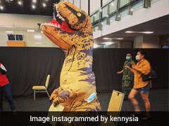 Malaysia में वैक्सीन लगवाने पहुंचा ‘Dinosaur’, देखकर हैरानी से फोटो खींचने लगे लोग, फिर हुआ कुछ ऐसा, देखें Video