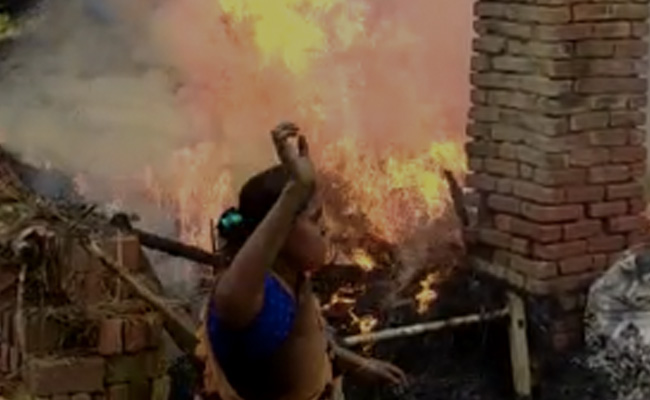 यूपी के चंदौली में दबंगों ने जमीन विवाद में दलितों के घर जलाए, खाना-पूर्ति में जुटी पुलिस