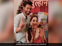 दिशा परमार ने लगाई राहुल वैद्य के नाम की मेहंदी, सेरेमनी के खूबसूरत फोटो और वीडियो हुए वायरल दिशा परमार ने लगाई राहुल वैद्य के नाम की मेहंदी, सेरेमनी के खूबसूरत फोटो और वीडियो हुए वायरल