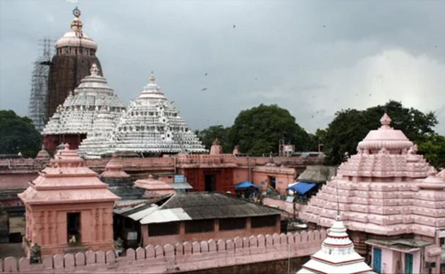 भगवान जगन्नाथ के मंदिर में भक्त ने चढ़ाए सोने के टंग क्लीनर
