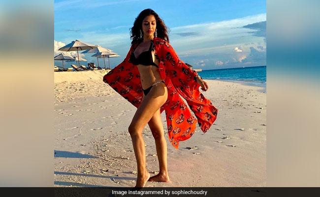 सोफी चौधरी ने दिखाया बोल्ड अंदाज, बीच पर Black Bikini में शेयर की Photos