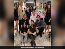 Neetu Kapoor के 63 वें जन्मदिन पर कपूर परिवार ने दी सरप्राइज पार्टी, फैमिली फोटो हुईं वायरल Neetu Kapoor के 63 वें जन्मदिन पर कपूर परिवार ने दी सरप्राइज पार्टी, फैमिली फोटो हुईं वायरल