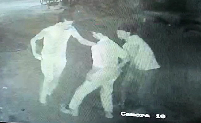 Delhi News : बदमाशों ने युवक की पैंट उतरवाकर जेबें टटोलीं और बेल्ट से पीटा, वारदात का CCTV फुटेज सामने आया