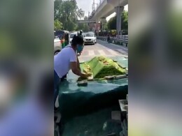 Delhi:छतरपुर में मजार पर महिला ने की तोड़फोड़, वीडियो किया वायरल, पुलिस ने स्वतः संज्ञान लिया मामला Delhi:छतरपुर में मजार पर महिला ने की तोड़फोड़, वीडियो किया वायरल, पुलिस ने स्वतः संज्ञान लिया मामला