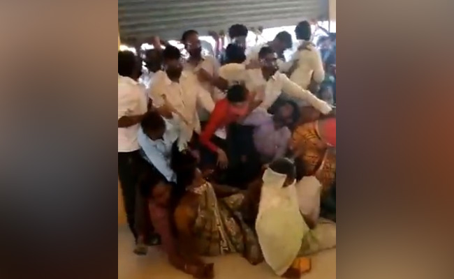 मध्य प्रदेश : टीका लगवाने के लिए मची भगदड़, एक-दूसरे को रौंदते हुए निकले लोग, देखिए VIDEO