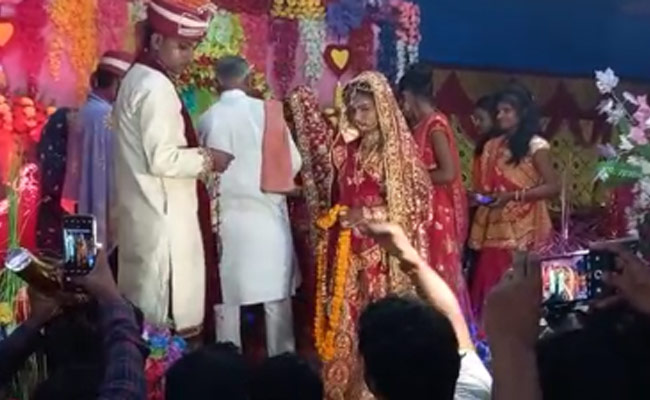 बिहार : दूल्हे को वरमाला पहनाने जा रही थी दुल्हन, हर्ष फायरिंग में लगी गोली, हालत नाजुक