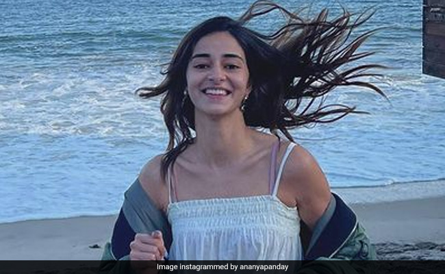 Ananya Panday Is "Having Her <i>Kaho Naa Pyaar Hai</i> Moment" On The Beach With...