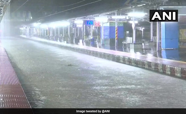 मुंबई में भारी बारिश से 17 ट्रेनों पर असर, कई जगह रेल ट्रैक पर भरा पानी 