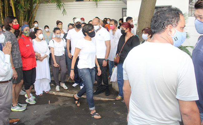 Mandira Bedi Performed Last Rites Of Husband Raj Kaushal; Ronit Roy, Samir Soni, Ashish Chaudhary Attended