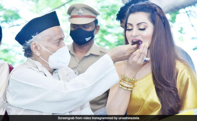 उर्वशी रौतेला को मिला 'स्त्री शक्ति राष्ट्रीय पुरस्कार', राज्यपाल ने खिलाया केक- देखें Photos और Video