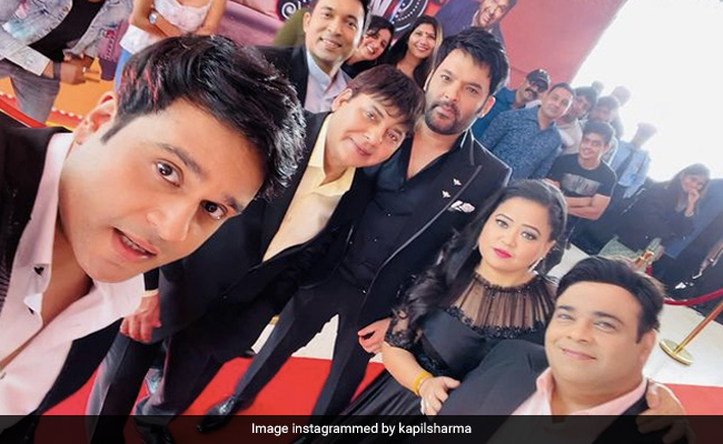 'द कपिल शर्मा शो' से जुड़े कॉमेडियन सुदेश लहरी, कपिल ने शेयर की टीम संग तस्वीरें...