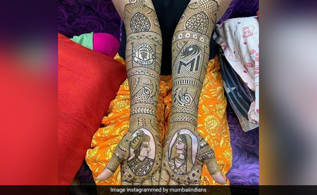 इंटरनेट पर छाई दुल्हन की मेहंदी, डिजाइन में बनवाया Mumbai Indians और Manchester United का लोगो, यूजर्स ने ऐसे किया रिएक्ट