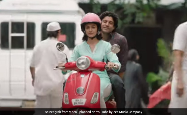 'तूफान' का नया गाना 'जो तुम आ गए हो' हुआ रिलीज, रोमांटिक अंदाज में दिखे फरहान और मृणाल