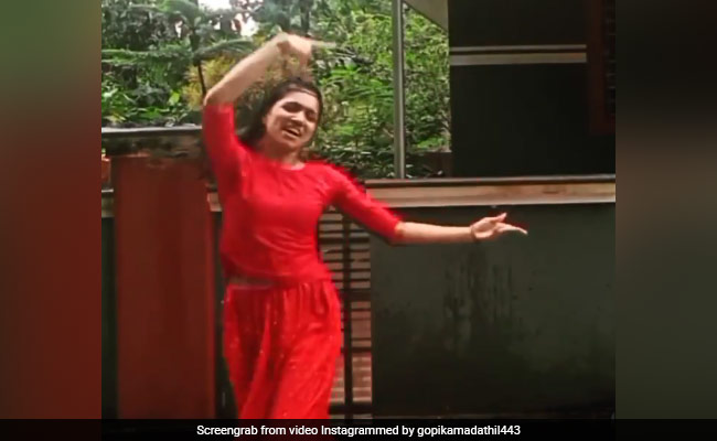 ऐश्वर्या राय के 'बरसो रे' गाने पर इस लड़की ने बारिश में यूं झूमकर किया डांस, देखें Video