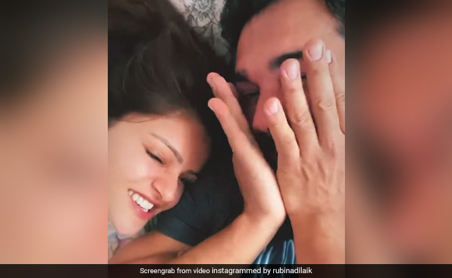 रुबीना दिलैक हुईं रोमांटिक तो मुंह छुपाने लगे अभिनव शुक्ला, फैन्स बोले- वार्निंग के साथ आनी चाहिए Video