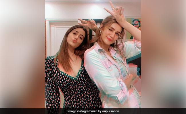 Nupur Sanon's Birthday Wish For Sister Kriti Has A <i>Mimi</i> Reference. See Here