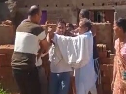 Jharkhand: कुंदा BDO की ग्रामीणों ने जमकर की पिटाई, लड़की के साथ गलत हरकत का लगाया आरोप.. Jharkhand: कुंदा BDO की ग्रामीणों ने जमकर की पिटाई, लड़की के साथ गलत हरकत का लगाया आरोप..
