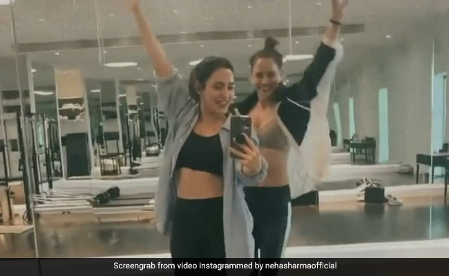 Neha Sharma जिम में बहन संग यूं इतराती हुई आईं नजर, बार-बार देखा जा रहा एक्ट्रेस का Video