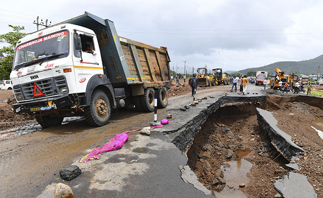 Mumbai-Bengaluru Highway Shut For 3rd Day Due To Rain, Around 2,000 Vehicles Stranded