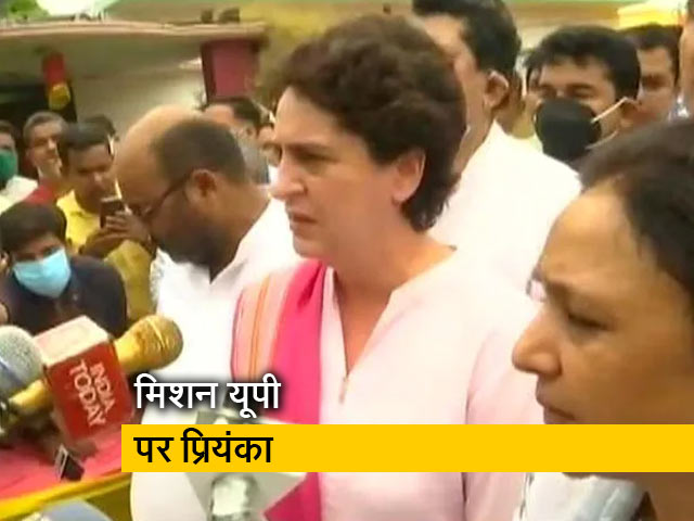 लखीमपुर खीरी में पीड़ित महिला से मिलीं प्रियंका, ब्लॉक प्रमुख चुनाव में खींची गई थी साड़ी