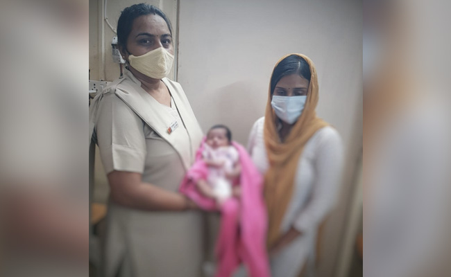 साढ़े तीन लाख में कर रही थी बच्ची का सौदा, नकली ग्राहक बन बच्चे बेचने वाली महिला को दबोचा