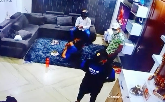 दिल्ली में दिनदहाड़े लाखों की डकैती, महिलाओं को बंधक बनाकर लूटा कैश-ज्वैलरी