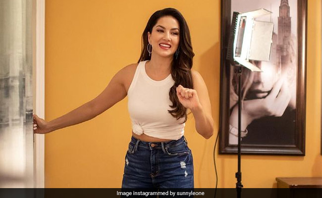 Sunny Leone, Please Explain This Behaviour. She Did And We Can't Stop Laughing
