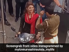 स्कूटी से घूमने निकलीं उर्वशी रौतेला से पुलिस ने मांगा ड्राइविंग लाइसेंस तो एक्ट्रेस ने दिखाई यह चालाकी- देखें Video