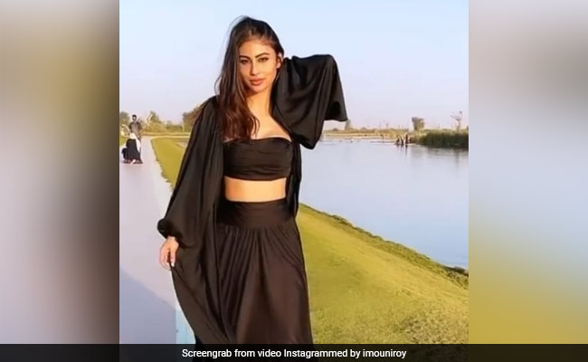 Mouni Roy Video: मौनी रॉय ने सड़क के बीचों-बीच 'सुन भवरा' सॉन्ग पर किया डांस, वायरल हुआ Video