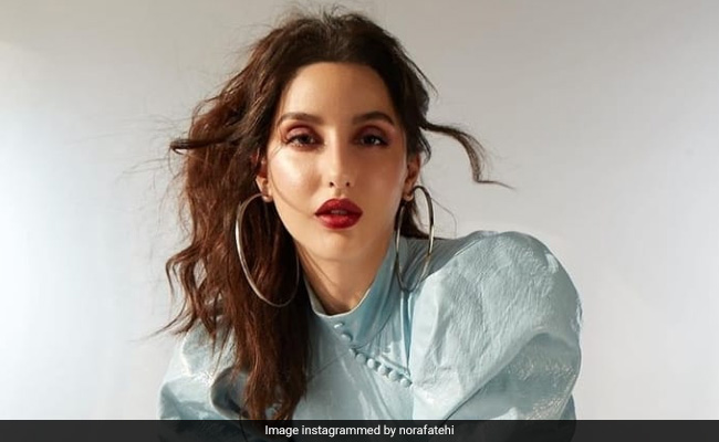 नोरा फतेही ने ब्लू ड्रेस में यूं दिखाया नया अंदाज, ग्लैमरस अवतार हुआ वायरल...देखें Photos