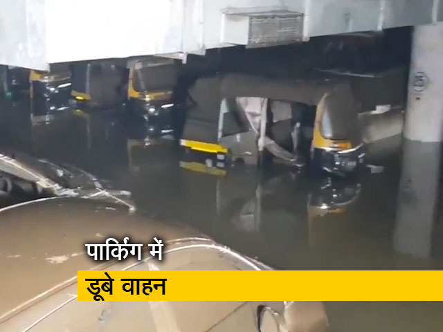 BMC की पार्किंग में भरा पानी, डूब गए सैकड़ों वाहन