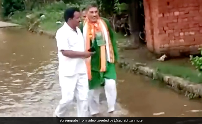 यूपी में जब बीजेपी विधायक को नाराज जनता ने सीवर के पानी में चलवाकर महसूस करवाया दर्द, VIDEO वायरल