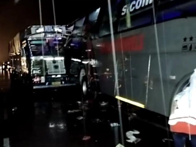 18 Sleeping On Road Dead As Truck Hits Bus In Uttar Pradesh