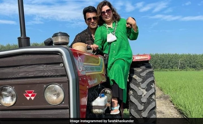 Sonu Sood संग Farah Khan ट्रैक्टर की सवारी करती आईं नजर, नेहा कक्कड़ का यूं आया कमेंट... Photo वायरल