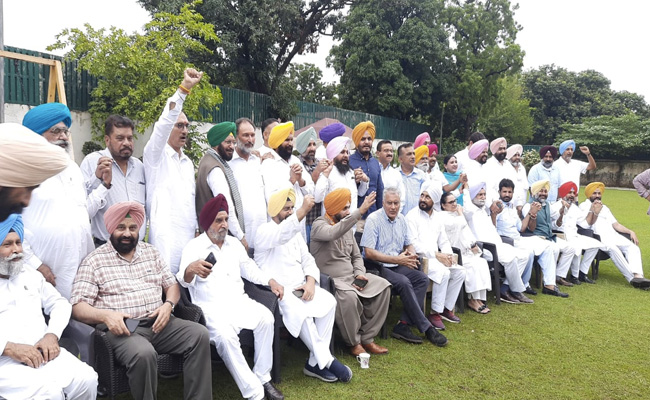 Day One: Navjot Singh Sidhu's Road Trip To Meet Leaders and <i/l>Jhappis</i>