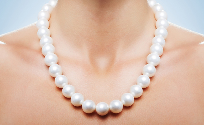 You Can Never Go Wrong When You Wear One Of These Elegant Pearl Necklaces