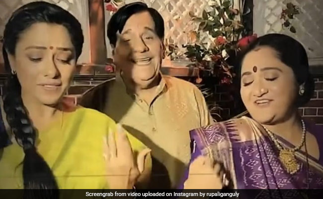 Rupali Ganguly ने अपने ऑनस्क्रीन सास-ससुर के साथ 'शोला जो भड़के' सॉन्ग पर किया शानदार डांस, देखें वायरल Video