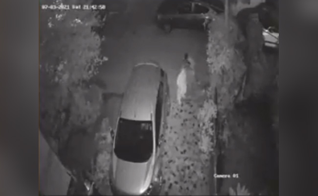 CCTV में कैद : बुजुर्ग महिला से बदमाश ने छीना बैग, काफी दूर तक घसीटता ले गया