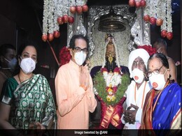 महाराष्ट्र के CM उद्धव ठाकरे ने पंढरपुर मंदिर में की ‘महापूजा’, भगवान से की कोविड को खत्म करने की प्रार्थना महाराष्ट्र के CM उद्धव ठाकरे ने पंढरपुर मंदिर में की ‘महापूजा’, भगवान से की कोविड को खत्म करने की प्रार्थना